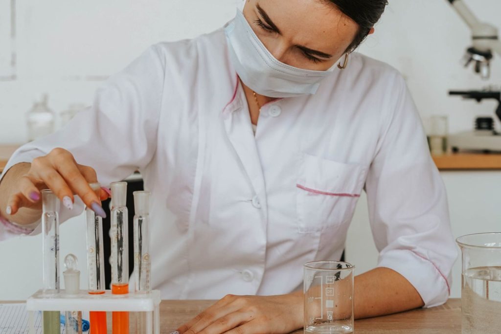 Laboratoriummedewerker met reageerbuizen
