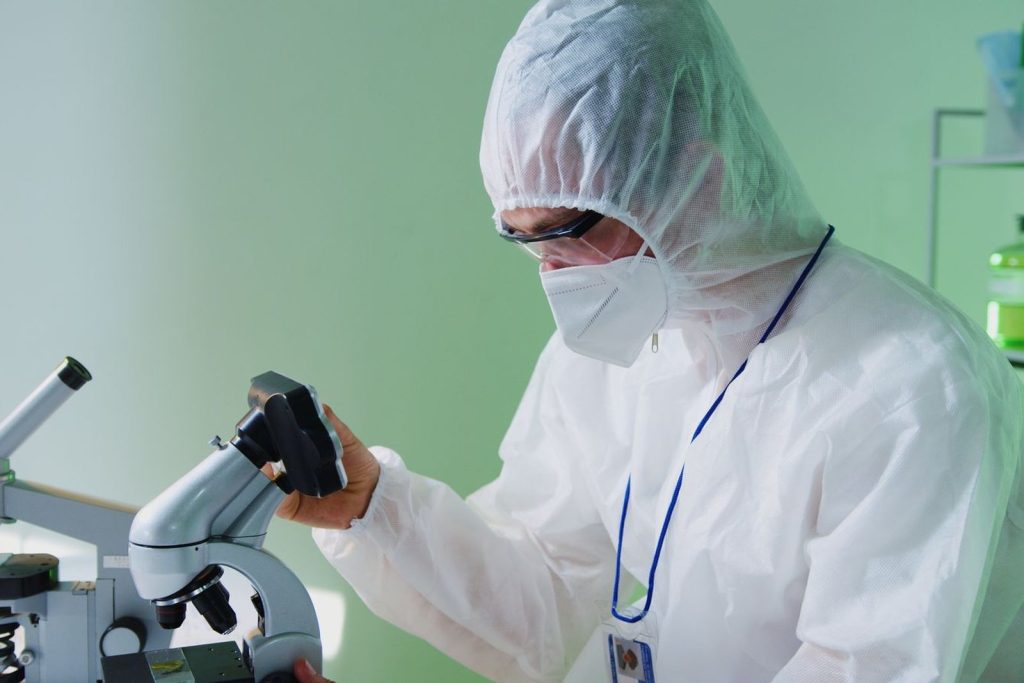 Onderzoeker met microscoop in een laboratorium