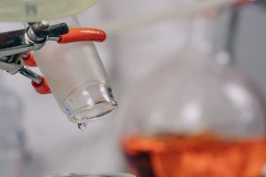 Laboratoriumglaswerk met chemische vloeistof